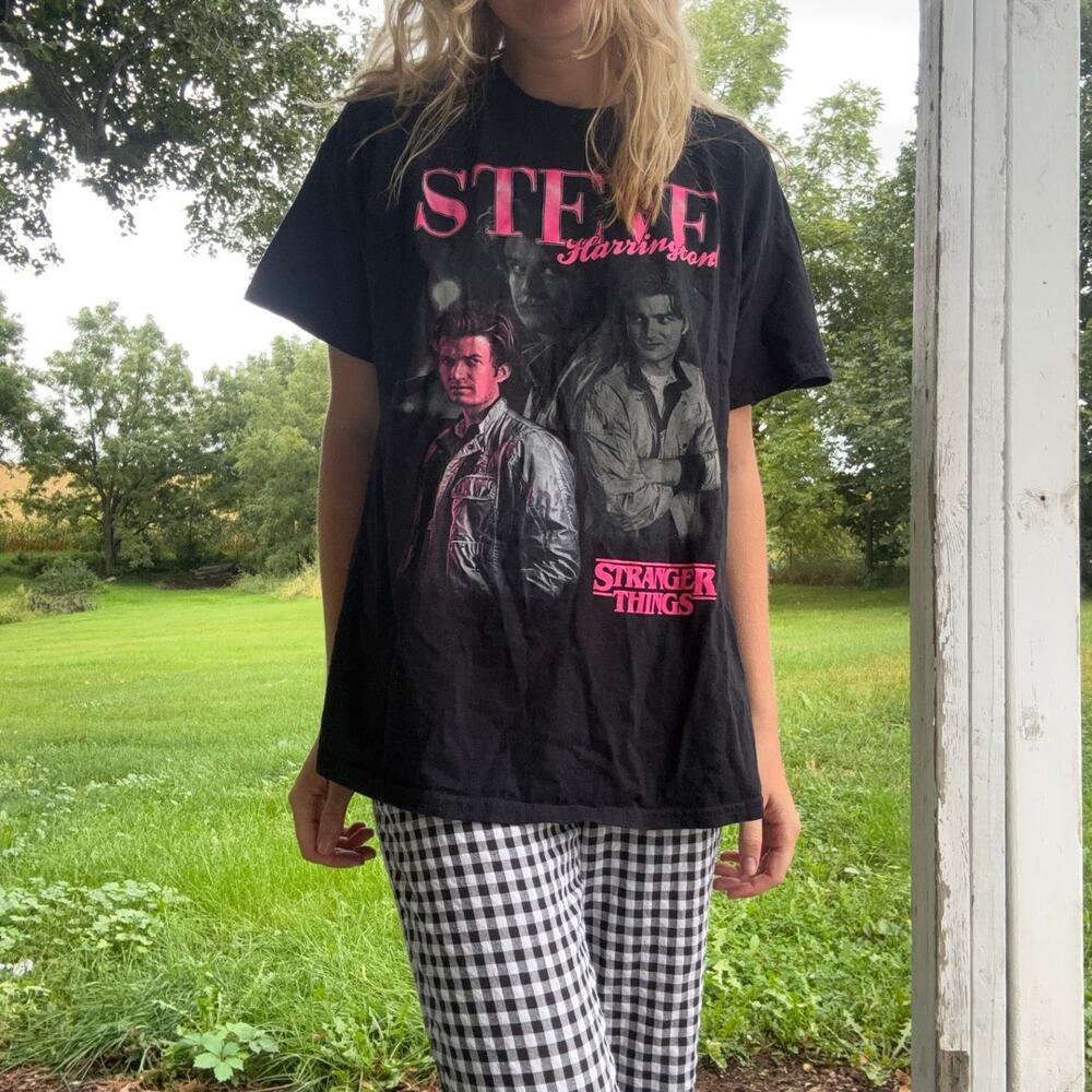 Stranger Things Steve Harrington Graphic Tee Shirt Black Pink Unisex Size XL